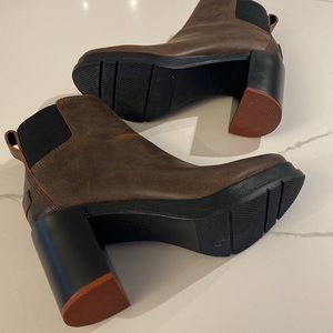 Sorel boots, chocolate brown with slight distressing, size 6.5